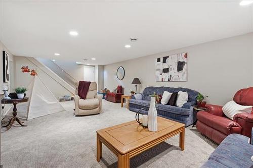 66 Hawkins Cr, Winnipeg, MB - Indoor Photo Showing Living Room