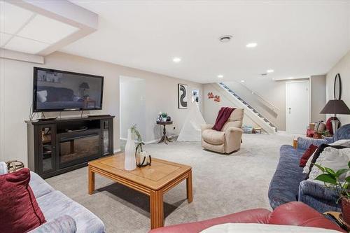 66 Hawkins Cr, Winnipeg, MB - Indoor Photo Showing Living Room
