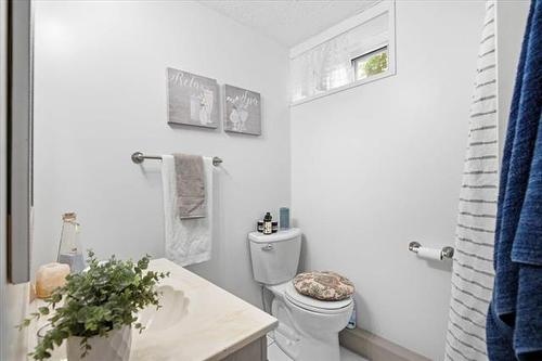 66 Hawkins Cr, Winnipeg, MB - Indoor Photo Showing Bathroom