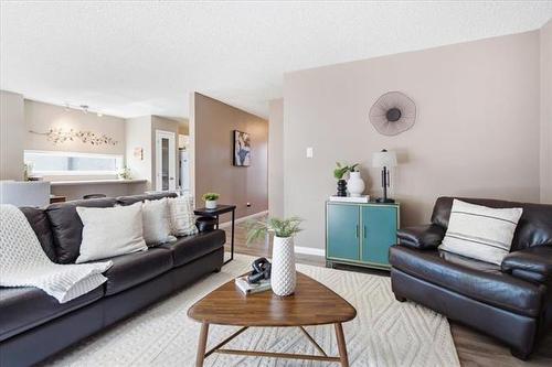 66 Hawkins Cr, Winnipeg, MB - Indoor Photo Showing Living Room