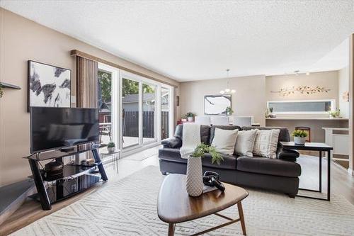 66 Hawkins Cr, Winnipeg, MB - Indoor Photo Showing Living Room
