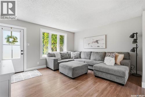 122 Montreal Avenue S, Saskatoon, SK - Indoor Photo Showing Living Room