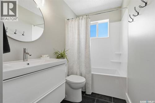 122 Montreal Avenue S, Saskatoon, SK - Indoor Photo Showing Bathroom