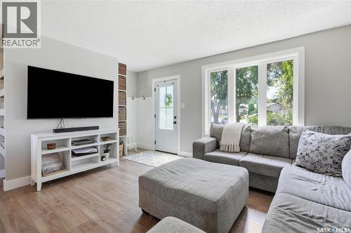 122 Montreal Avenue S, Saskatoon, SK - Indoor Photo Showing Living Room