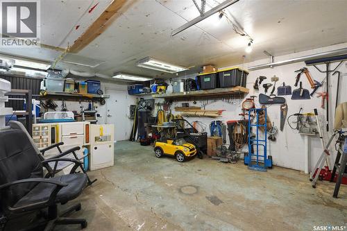 122 Montreal Avenue S, Saskatoon, SK - Indoor Photo Showing Garage