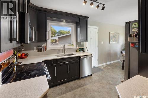 2709 Ferguson Avenue, Saskatoon, SK - Indoor Photo Showing Kitchen With Double Sink