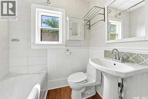 617 7Th Avenue N, Saskatoon, SK - Indoor Photo Showing Bathroom