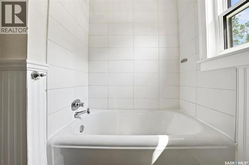 617 7Th Avenue N, Saskatoon, SK - Indoor Photo Showing Bathroom