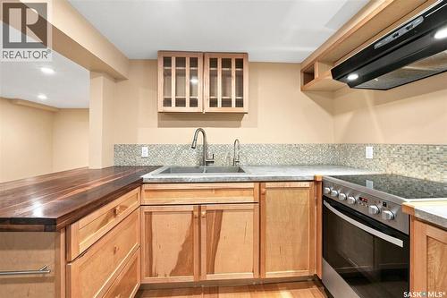 617 7Th Avenue N, Saskatoon, SK - Indoor Photo Showing Kitchen With Double Sink