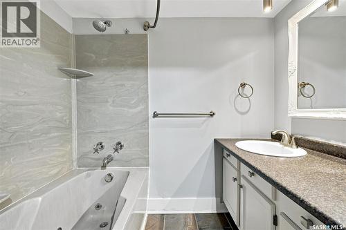 617 7Th Avenue N, Saskatoon, SK - Indoor Photo Showing Bathroom