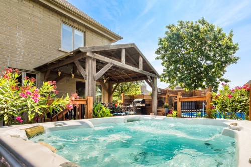 Spa - 1 Rue Dozois, Candiac, QC - Outdoor