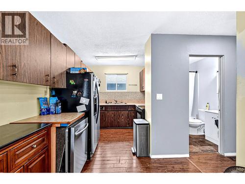 800 Valhalla Drive Unit# 40, Kamloops, BC - Indoor Photo Showing Kitchen