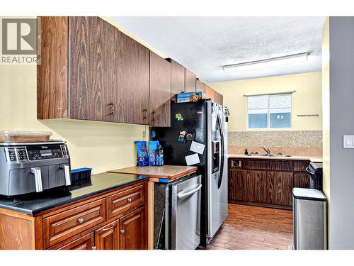 800 Valhalla Drive Unit# 40, Kamloops, BC - Indoor Photo Showing Kitchen With Double Sink