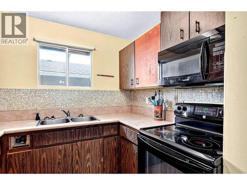 800 Valhalla Drive Unit# 40, Kamloops, BC - Indoor Photo Showing Kitchen With Double Sink