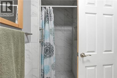 377 Carson Drive, Hamilton, ON - Indoor Photo Showing Bathroom