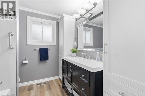 377 Carson Drive, Hamilton, ON - Indoor Photo Showing Bathroom