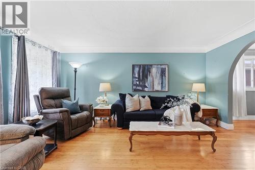 377 Carson Drive, Hamilton, ON - Indoor Photo Showing Living Room