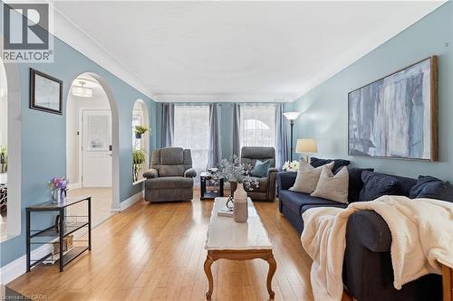 377 Carson Drive, Hamilton, ON - Indoor Photo Showing Living Room