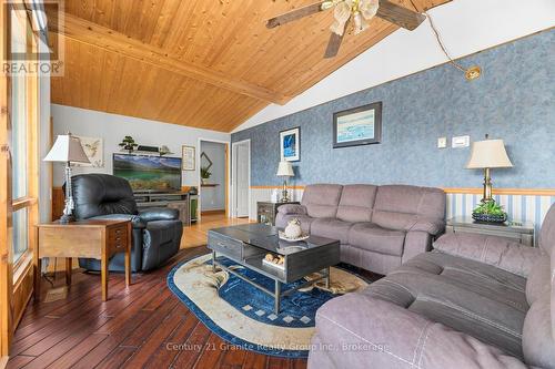 64 Bentley Place, Faraday, ON - Indoor Photo Showing Living Room