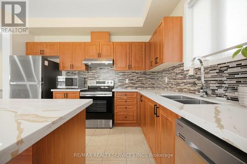 3931 Passway Road, Mississauga, ON - Indoor Photo Showing Kitchen With Double Sink With Upgraded Kitchen