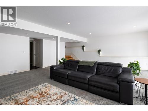 7261 Silver Ridge Drive, Vernon, BC - Indoor Photo Showing Living Room