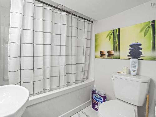 2 Hilltop Drive, Dartmouth, NS - Indoor Photo Showing Bathroom