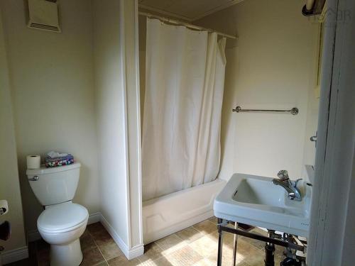 32 River Avenue, Oxford, NS - Indoor Photo Showing Bathroom