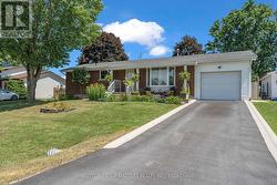 11 CHESTERFIELD DRIVE  Loyalist (Amherstview), ON K7N 1M3