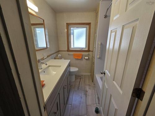 135 Dominion Street, Truro, NS - Indoor Photo Showing Bathroom