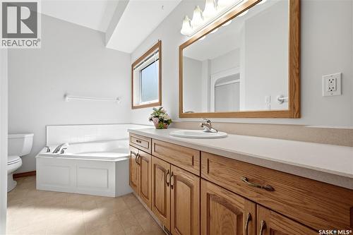 11330 Wascana Meadows, Regina, SK - Indoor Photo Showing Bathroom