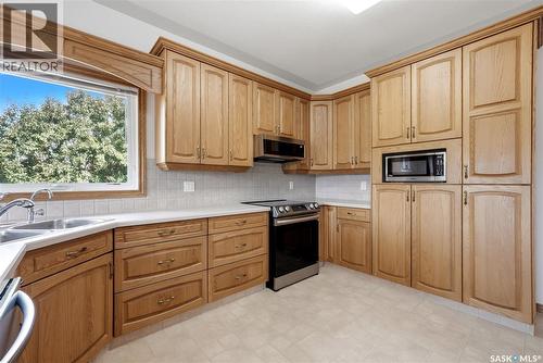 11330 Wascana Meadows, Regina, SK - Indoor Photo Showing Kitchen With Double Sink