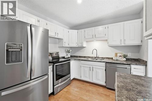 19 Nash Place, Saskatoon, SK - Indoor Photo Showing Kitchen With Double Sink With Upgraded Kitchen
