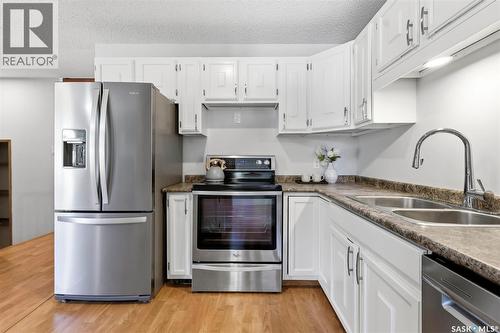 19 Nash Place, Saskatoon, SK - Indoor Photo Showing Kitchen With Double Sink