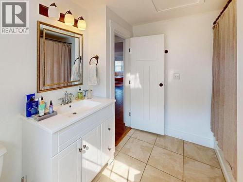 4311 Westview Ave, Powell River, BC - Indoor Photo Showing Bathroom