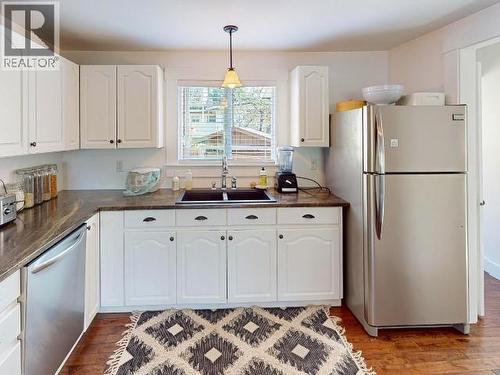 4311 Westview Ave, Powell River, BC - Indoor Photo Showing Kitchen With Double Sink