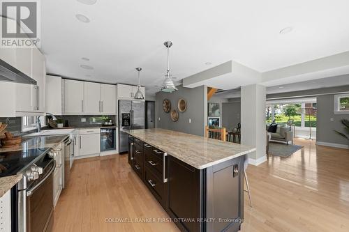 199 Mountbatten Avenue, Ottawa, ON - Indoor Photo Showing Kitchen With Stainless Steel Kitchen With Upgraded Kitchen