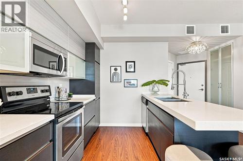 206 225 Maningas Bend, Saskatoon, SK - Indoor Photo Showing Kitchen With Double Sink