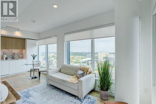908 - 1100 Sheppard Avenue W, Toronto, ON - Indoor Photo Showing Living Room