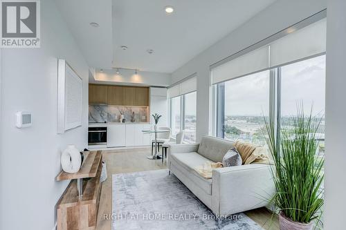 908 - 1100 Sheppard Avenue W, Toronto, ON - Indoor Photo Showing Living Room