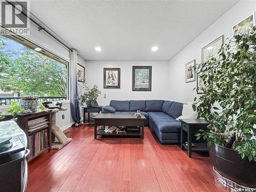 330 Meighen Crescent, Saskatoon, SK - Indoor Photo Showing Living Room