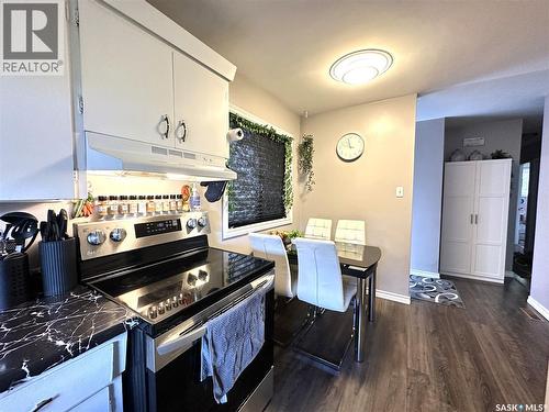 A&B 2818 7Th Street E, Saskatoon, SK - Indoor Photo Showing Kitchen
