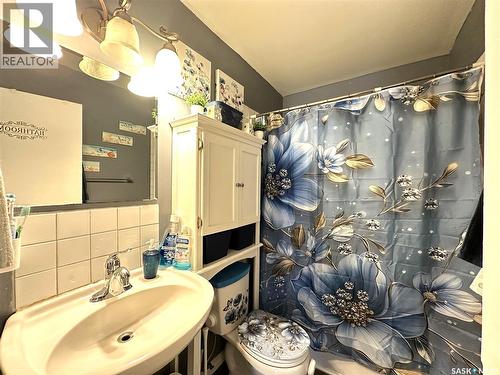 A&B 2818 7Th Street E, Saskatoon, SK - Indoor Photo Showing Bathroom