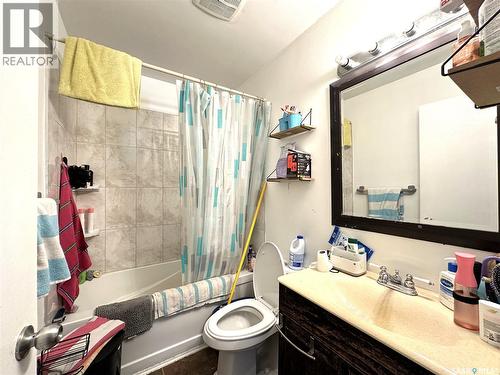 A&B 2818 7Th Street E, Saskatoon, SK - Indoor Photo Showing Bathroom