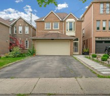 107 Roxborough Lane Vaughan, ON L4J 4T5