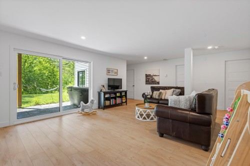 Salle familiale - 12 Rue Stone Haven, Lac-Brome, QC - Indoor Photo Showing Living Room