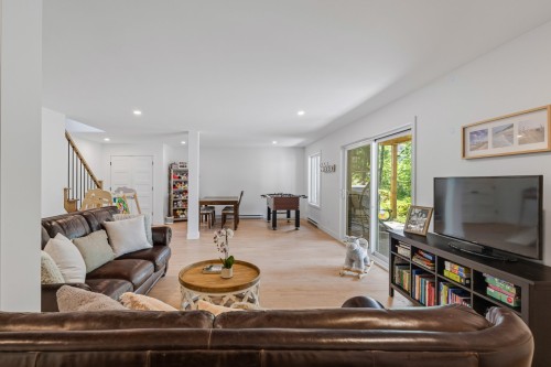Salle familiale - 12 Rue Stone Haven, Lac-Brome, QC - Indoor Photo Showing Living Room