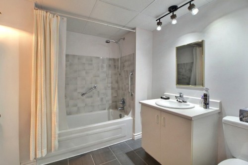 Sous-sol - 270 122E Rue, Shawinigan, QC - Indoor Photo Showing Bathroom