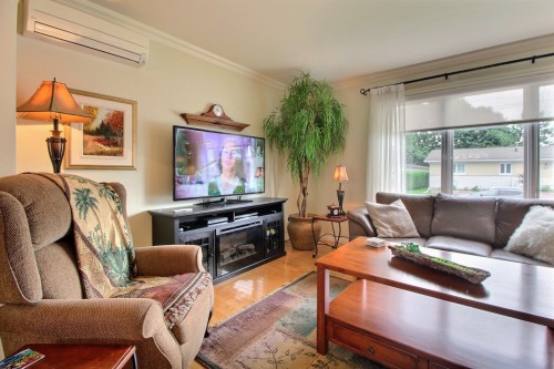Salon - 270 122E Rue, Shawinigan, QC - Indoor Photo Showing Living Room With Fireplace