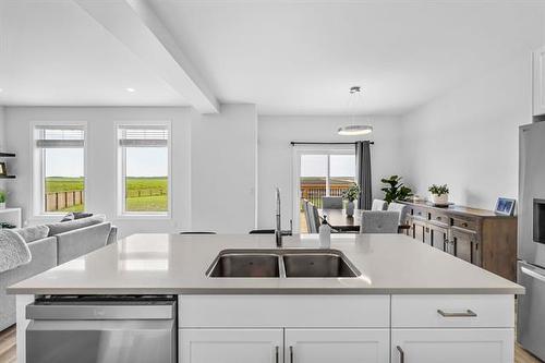 217 Blackbird Way, Grande Pointe, MB - Indoor Photo Showing Kitchen With Double Sink