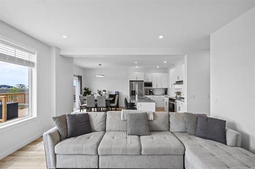 217 Blackbird Way, Grande Pointe, MB - Indoor Photo Showing Living Room